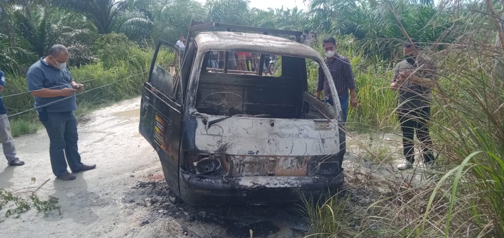 Mobil Terbakar, Seorang Pria Ikut Hangus